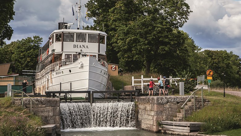 Båten Diana på Göta kanal vid Brunnby slussar