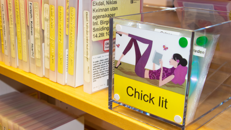 Talböcker på rad i hylla. Benämningen "Chick lit" i förgrunden.