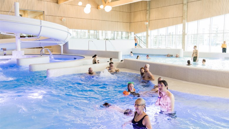 Personer badar i bassäng i Linköpings nya simhall 