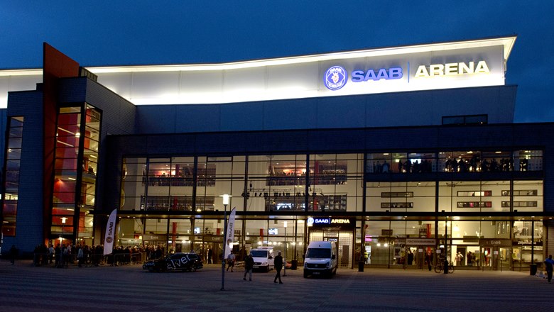 Exteriören från huvudentrén till Saab Arena på kvällstid.