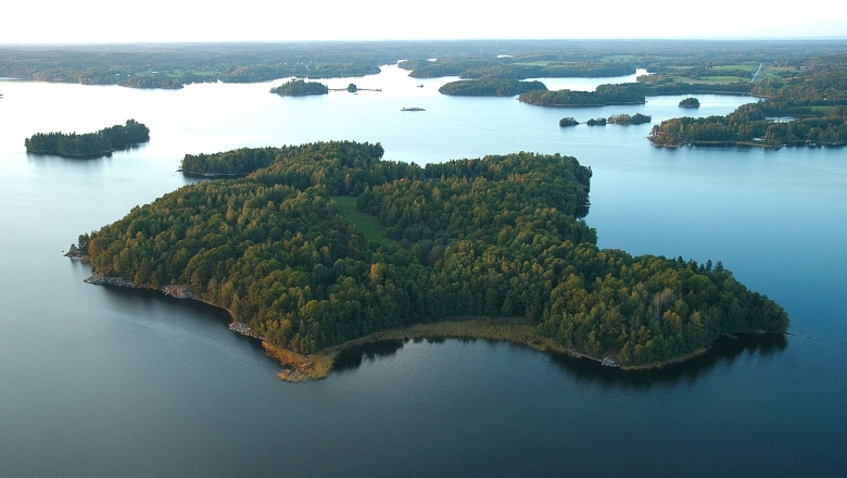 Bromön i sjön Järnlunden