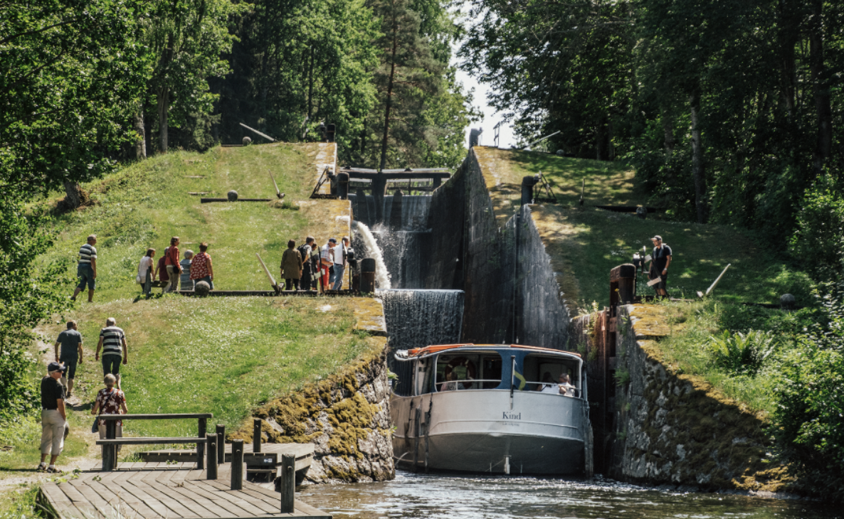 Foto från Hovetorps slussar, en större båt har precis tagit sig nedför alla slusstrappor.