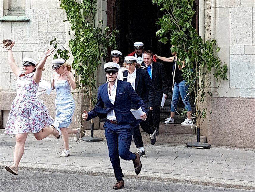 Studenter springer ut från S:t Lars gymnasium