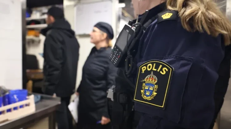 Polisen är ständigt närvarande vid besöken.