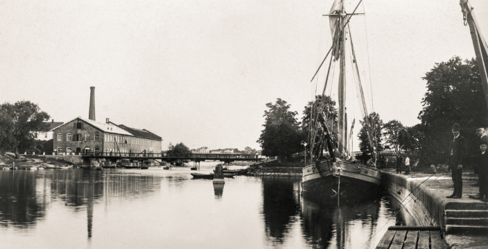 Svartvitt foto från en mindre hamn.