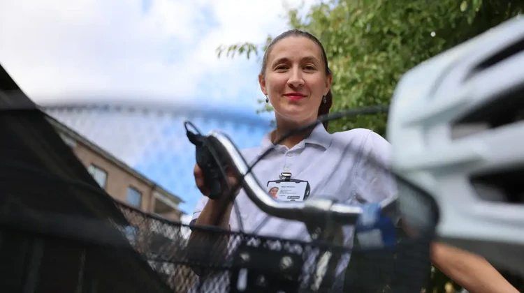 Malin Möldener står vid sin cykel.