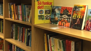 Böcker i ett bibliotek