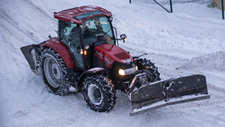 En traktor plogar snö.