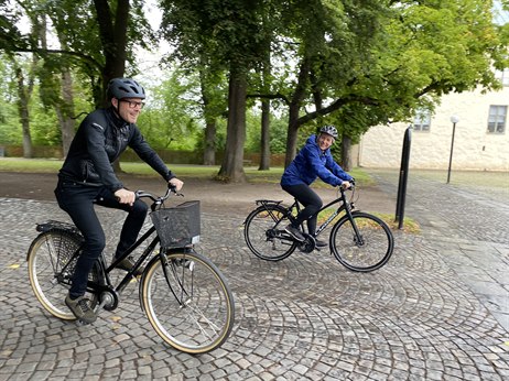 Två personer som cyklar 