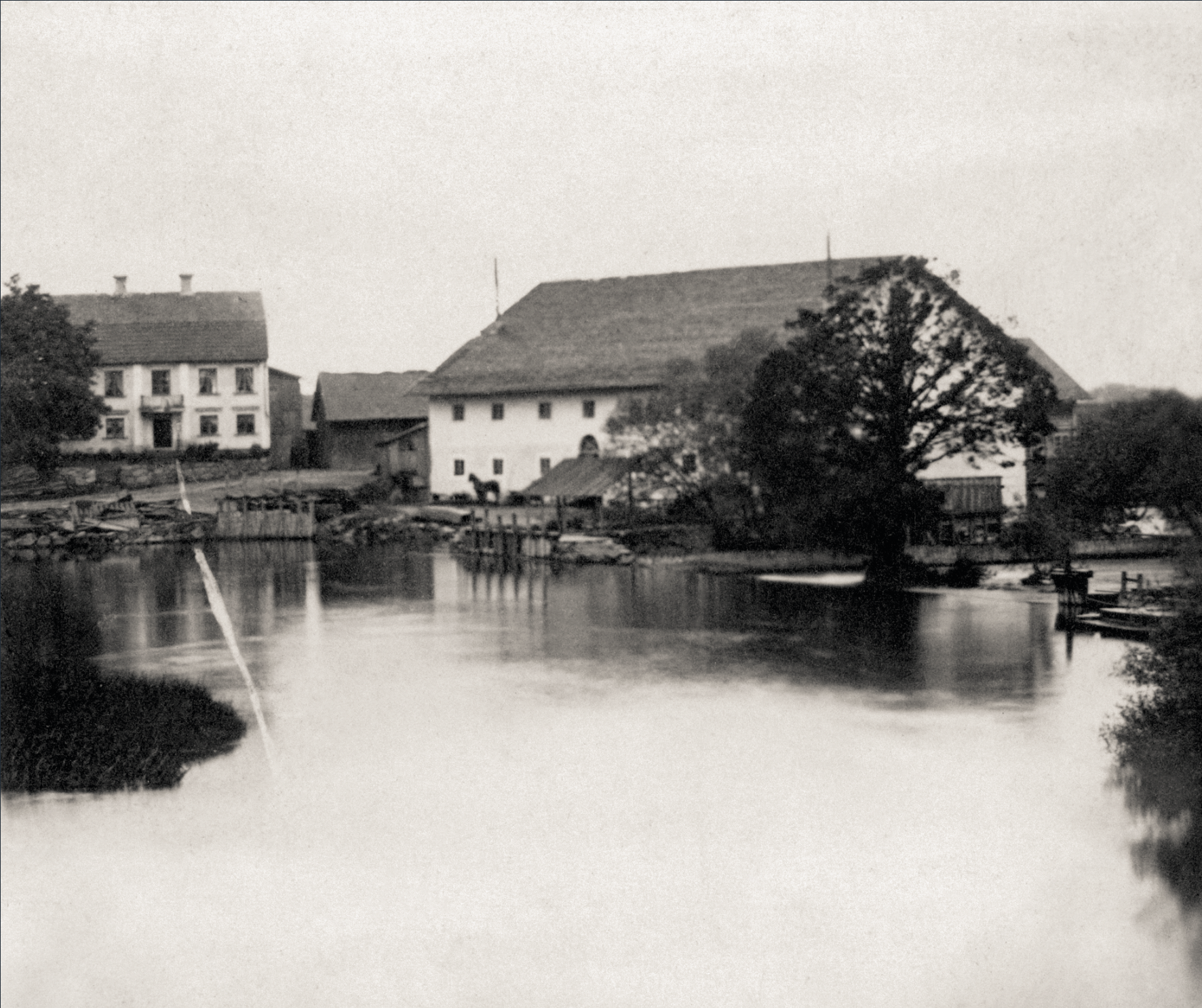 svartvitt foto taget på Stångskvarn. Två större byggnader som ligger intill Stångån