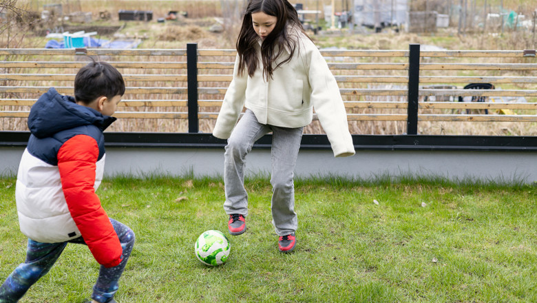 Barn som spelar fotbol