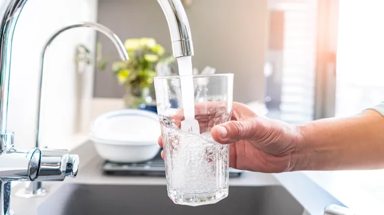 Kommer ditt dricksvatten från Tekniska verken behöver du inte göra något, vattnet provtas regelbundet för att säkerställa god kvalitet.