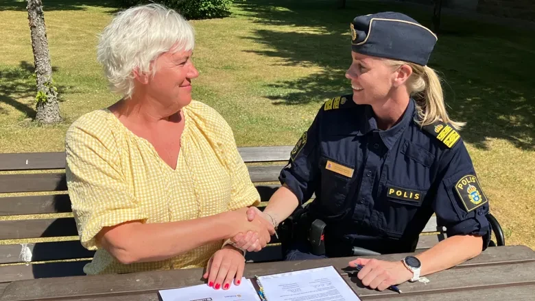 Kristina Edlund (S), kommunstyrelsens ordförande, och Ann-Christine Rehnström, lokalpolisområdeschef tar i hand efter att båda ha skrivit på medborgarlöftet.