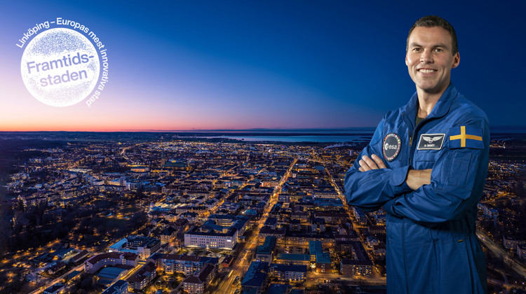 Montage med en astronaut framför en bild av en stad i kvällsljus.