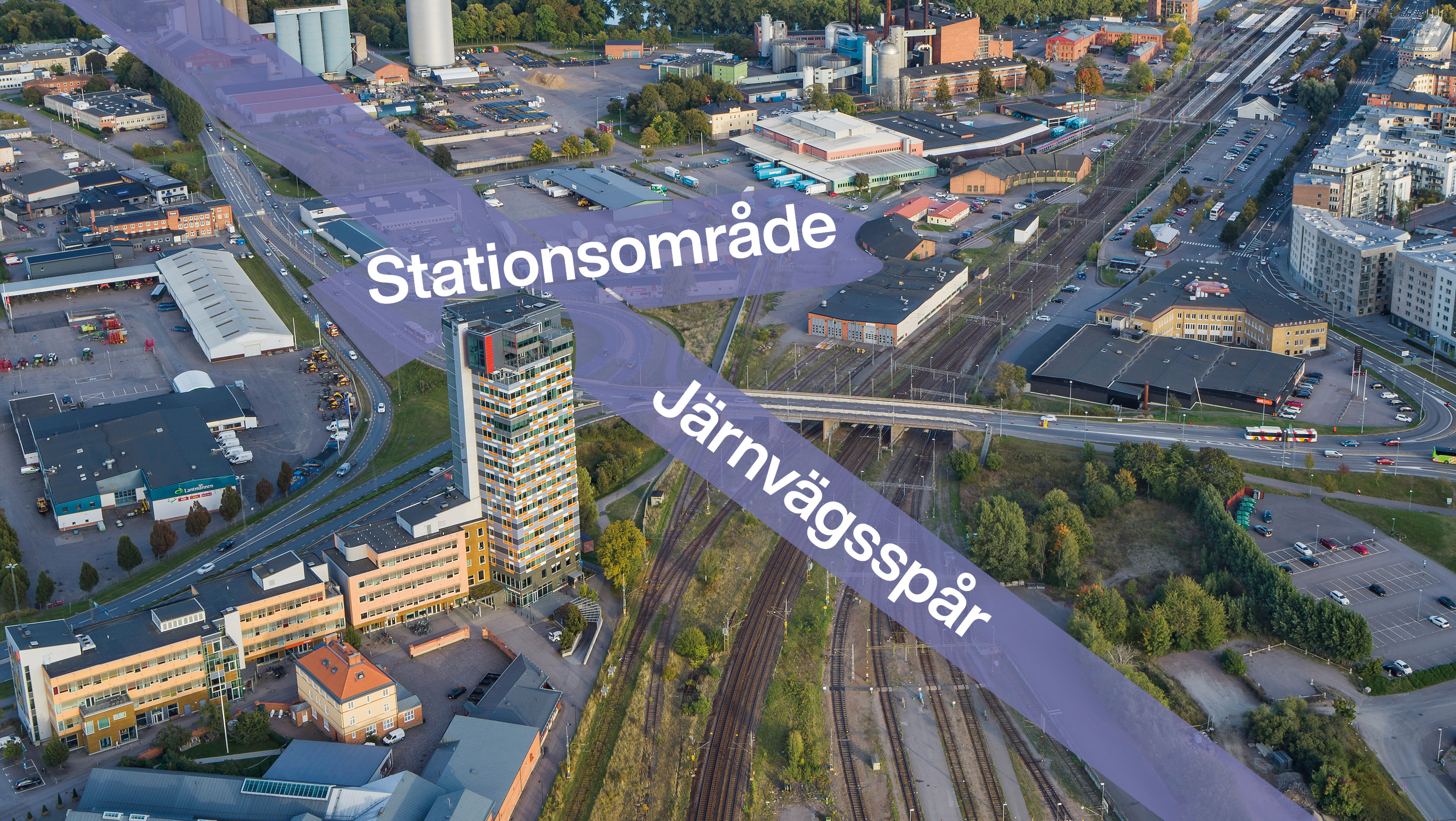 Flygfoto över del av södra Tornby. Det framtida stationsområdet och järnväggspåren är markerade.