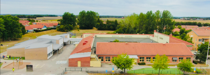 Ekdungeskolans skolgård och byggnader fotograferat uppifrån