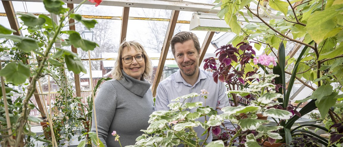 Tina och Jörgen i ett grönskande växthus
